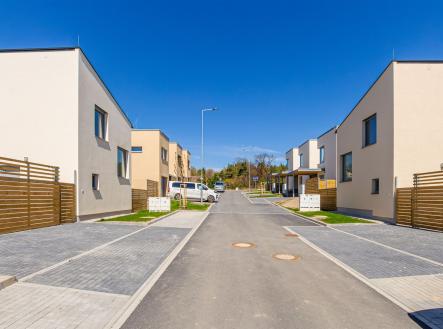 Nová rezidenční čtvrť s moderními rodinnými domy, minimalistická architektura, kvalitní fasády, klidné prostředí, upravené komunikace | Prodej - dům/vila, 119 m²