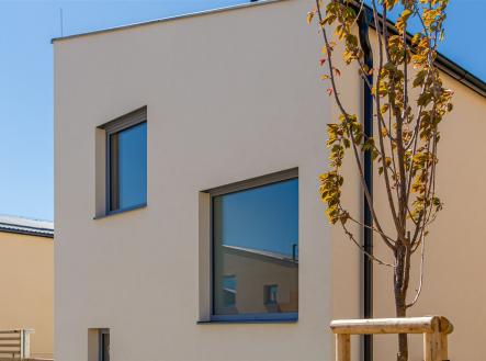 Moderní fasáda s velkými okny, energeticky úsporný design, kvalitní materiály. | Prodej - dům/vila, 119 m²