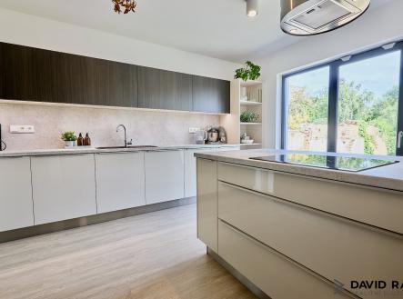 Tučapy_ kuchyňská linka_ pohled 2 | Prodej - dům/vila, 165 m²