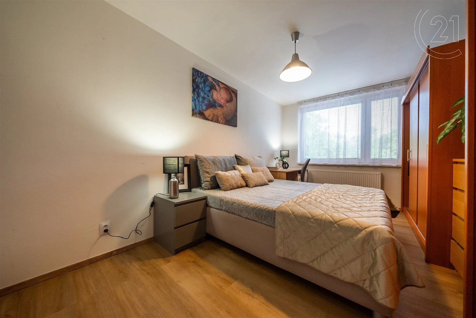 pokoj / ložnice s radiátor, dřevěná podlaha, a přirozené světlo