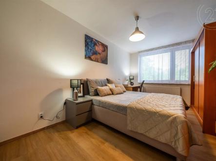 pokoj / ložnice s radiátor, dřevěná podlaha, a přirozené světlo | Prodej bytu, 3+kk, 60 m²