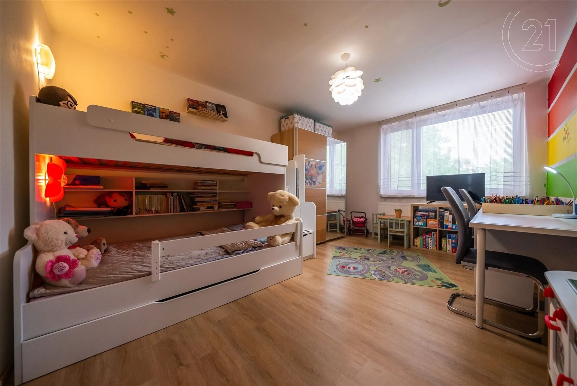 pokoj / ložnice s přirozené světlo, televize, a dřevěná podlaha