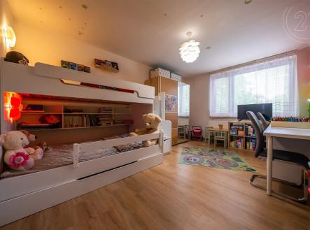 pokoj / ložnice s přirozené světlo, televize, a dřevěná podlaha | Prodej bytu, 3+kk, 60 m²