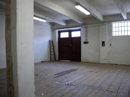 . | Pronájem - skladovací prostor, 400 m²