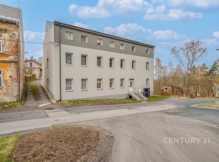 Bytový dům s moderní fasádou, situovaný v klidné ulici. Okna v pravidelném uspořádání, okolní příroda dodává příjemné prostředí pro bydlení. | Prodej bytu, 2+1, 46 m²