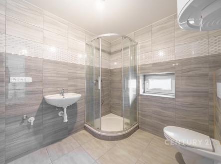 Moderní koupelna s velkoformátovými dlaždicemi, sprchovým koutem a závěsnou toaletou, která nabízí světlé a účelné uspořádání. | Prodej bytu, 2+1, 46 m²