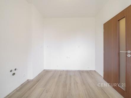 Prázdná místnost s parketovou podlahou, dřevěnými dveřmi a světlými stěnami vhodná pro vlastní úpravy nebo rekonstrukci | Prodej bytu, 2+1, 46 m²