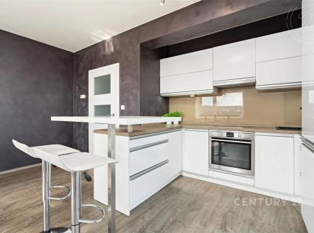 kuchyně s trouba, dřevěná podlaha, a bílé skříně | Prodej bytu, 2+kk, 60 m²