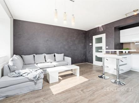 obývací pokoj s betonová zeď a dřevěná podlaha | Prodej bytu, 2+kk, 60 m²