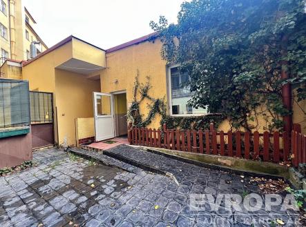 . | Pronájem - obchodní prostor, 300 m²