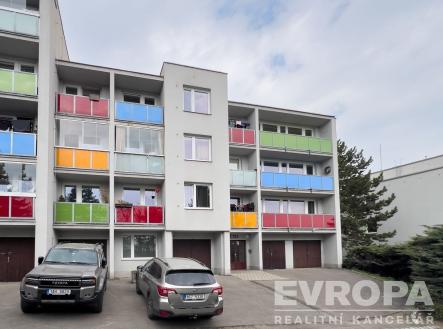 Moderní bytový dům se světlou fasádou, barevnými balkóny a velkými okny nabízí skvělou možnost k investici ve vyhledávané lokalitě. | Pronájem bytu, 3+1, 74 m²