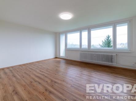 Světlý obývací pokoj s parketovou podlahou a velkými okny nabízí moderní prostor s výhledem, ideální pro pohodlné bydlení. | Pronájem bytu, 3+1, 74 m²