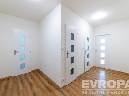 Chodba s parketovou podlahou, bílé dveře s mléčným sklem, moderní interiér, světlý prostor, čisté linie. | Pronájem bytu, 3+1, 74 m²