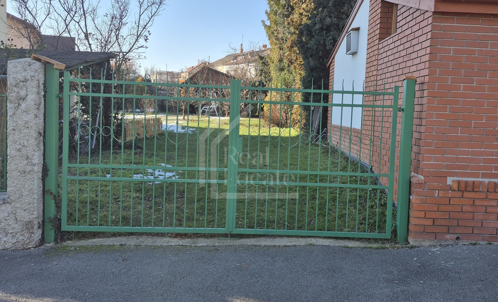 Pronájem 1 venkovní parkovací stání  – uzavřený areál, Praha 3 (ul. Pod Vrcholem)