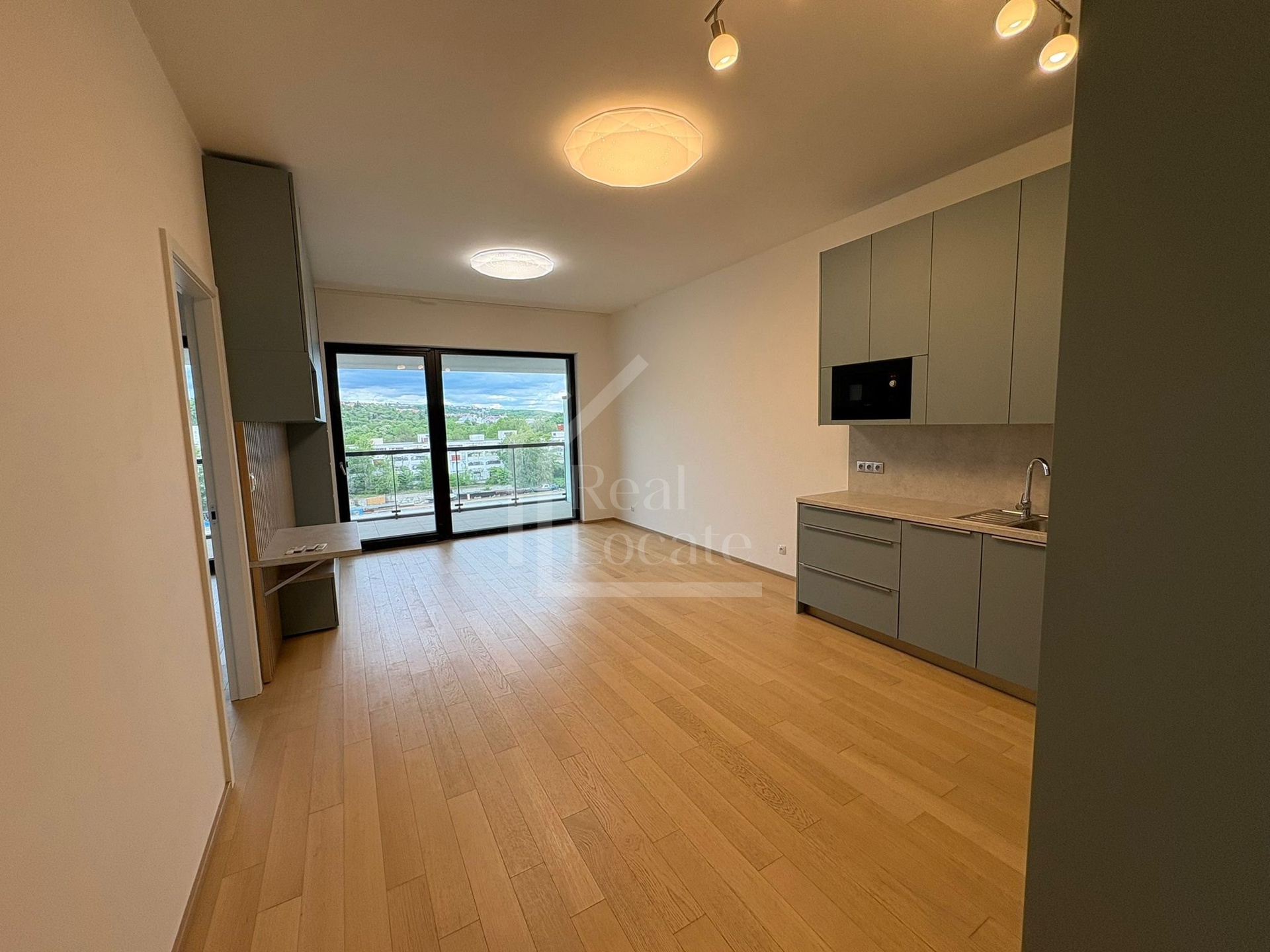 Pronájem moderní byt, 2+kk s balkonem, sklepem, parkováním, Jankovcova - Praha 7 - Holešovice