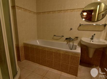 1. NP - koupelna s vanou, sprchovým koutem, umyvadlem, otopným žebříkem