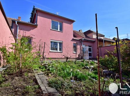 Uzavřený dvůr, který je mezi oběma stavbami, vám zajistí soukromí | Prodej - dům/vila, 209 m²