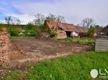 Pozemek k trvalému bydlení v Popicích, pohled z ul. U kapličky | Prodej - pozemek pro bydlení, 248 m²