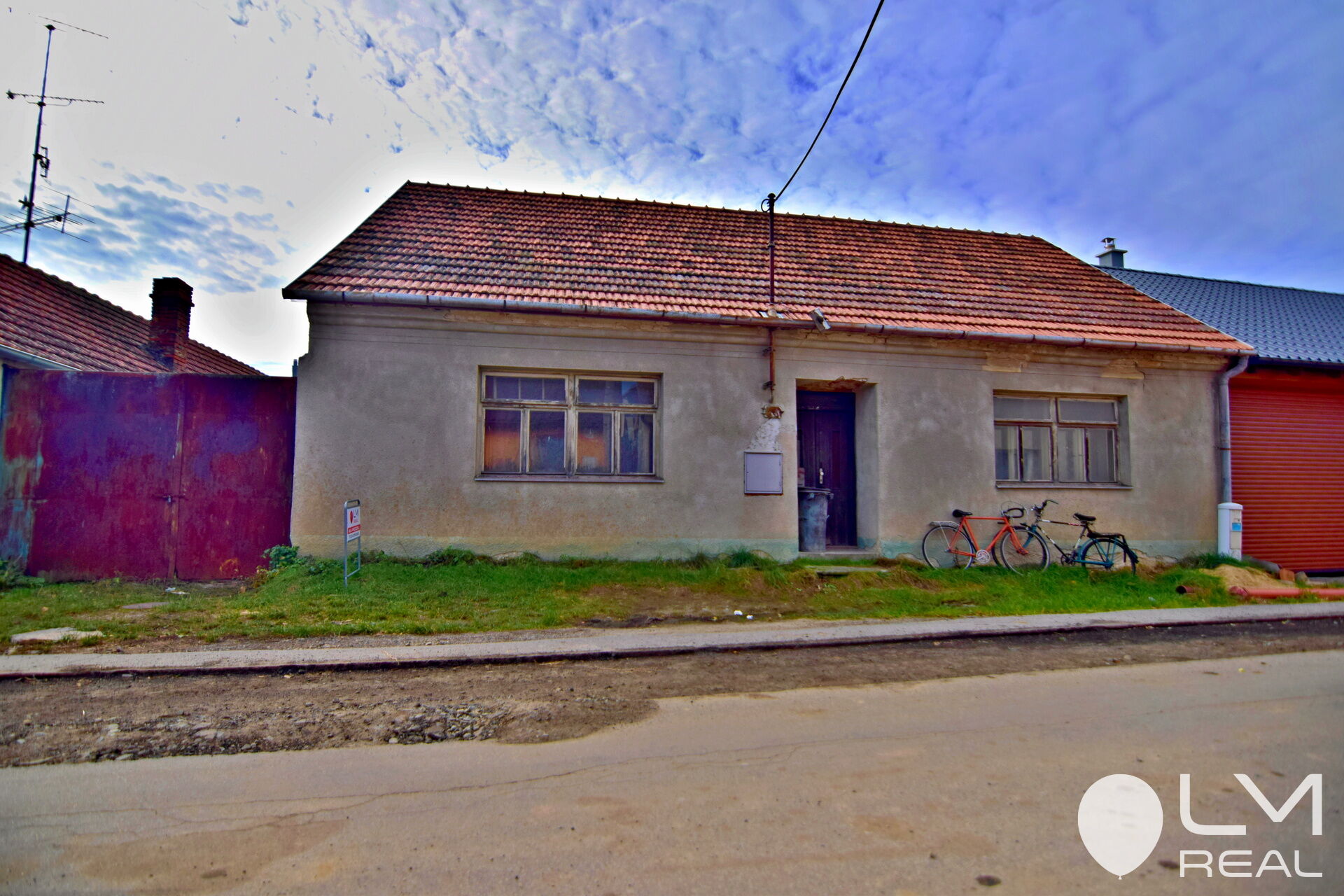 Prodej domu s opravenou střechou z pálených tašek, s pěkným rovinatým pozemkem 1091 m2