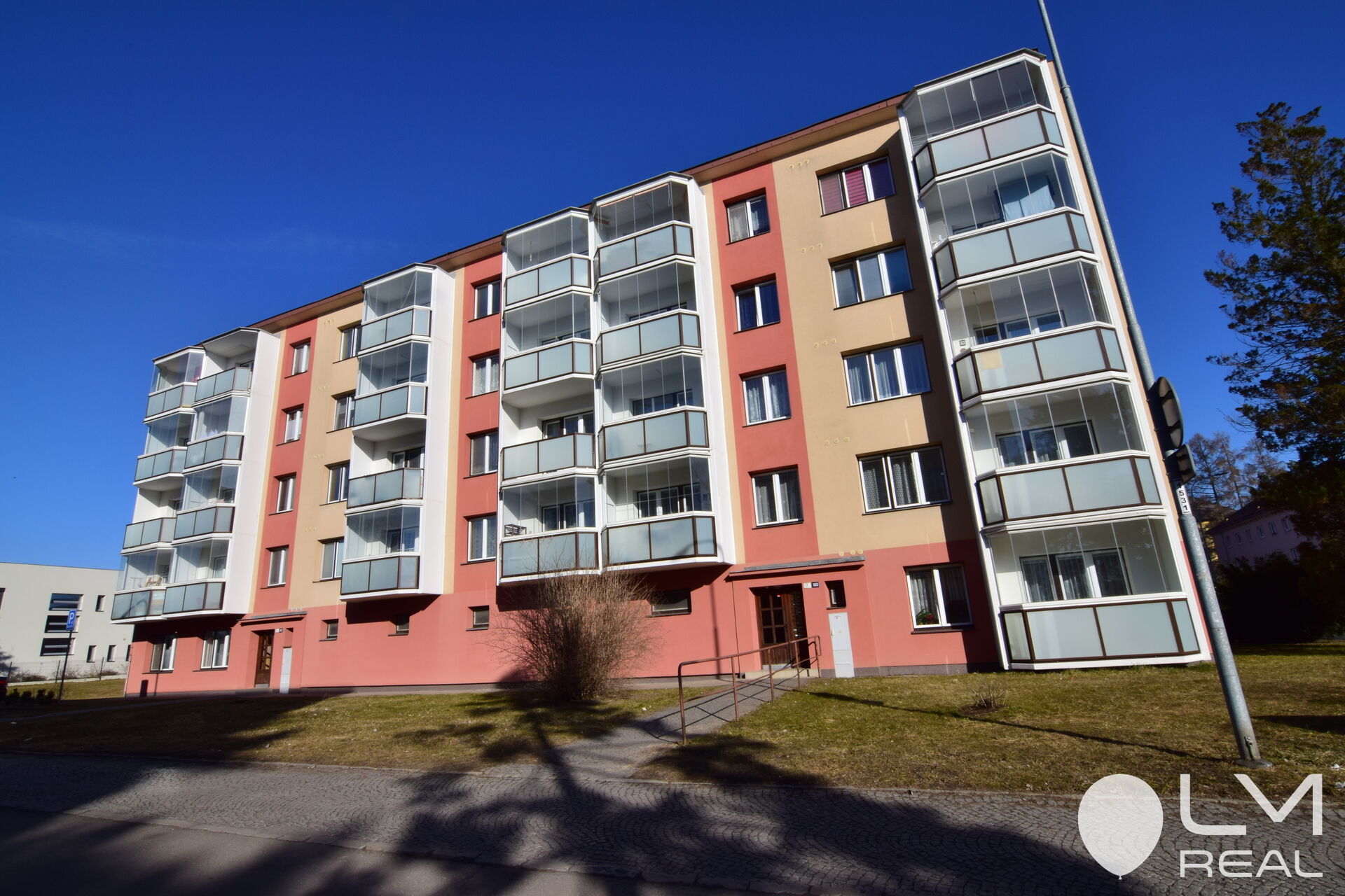 Dlouhodobý pronájem částečně vybaveného bytu 3+1 se zasklenou lodžií ve Žďáře nad Sázavou