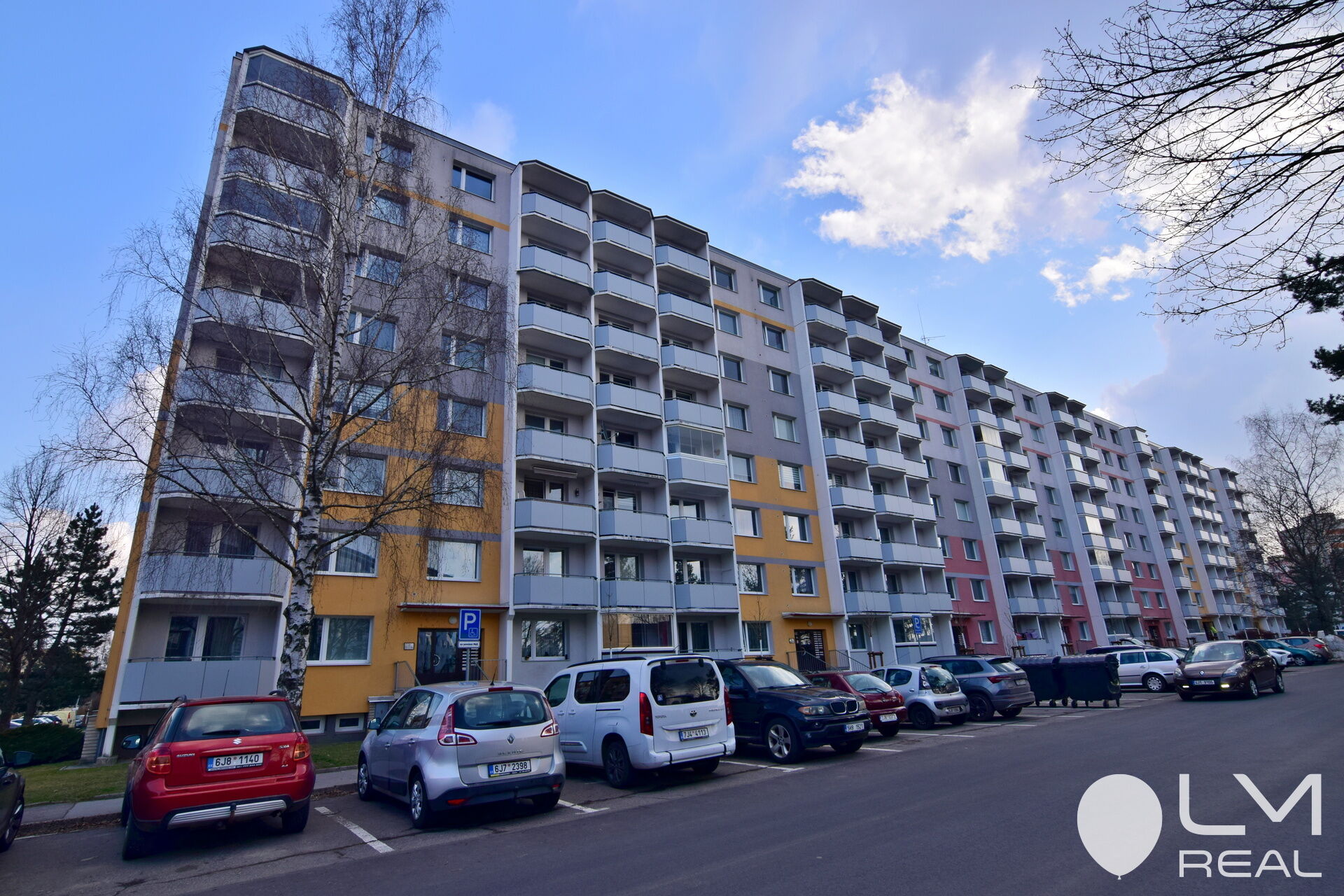 Dlouhodobý pronájem zrekonstruovaného slunného bytu 1+1 s balkonem, po kompletní rekonstrukci