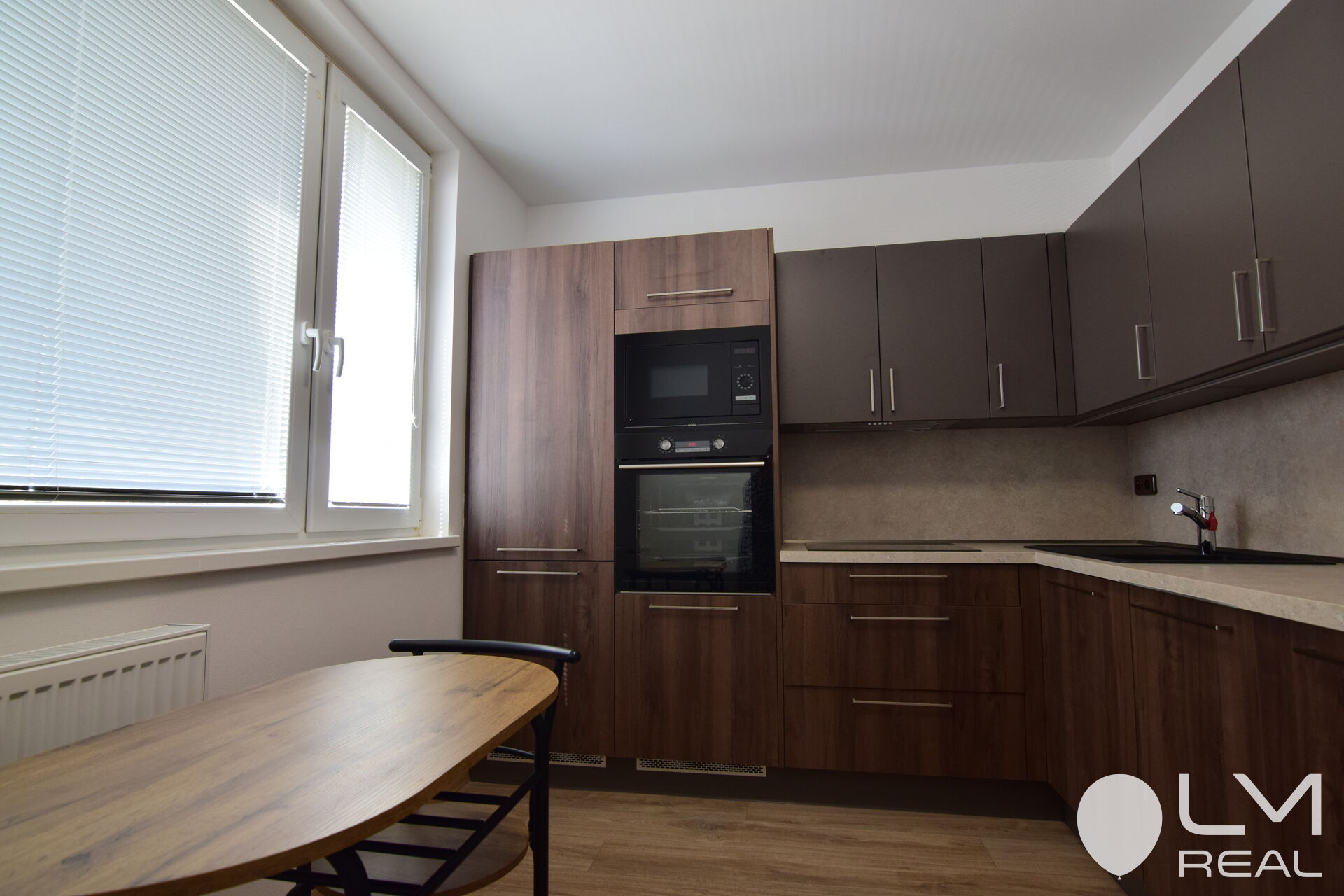 Dlouhodobý pronájem zrekonstruovaného slunného bytu 1+1 s balkonem, po kompletní rekonstrukci
