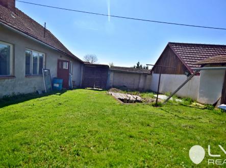 Soubor budov tvoří uzavřený dvůr zajišťující soukromí | Prodej - dům/vila, 100 m²
