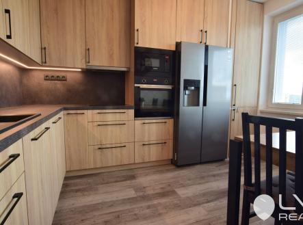 Prostorná kuchyně s kuchyňskou linkou na míru a vestavnými spotřebiči | Prodej bytu, 2+1, 63 m²