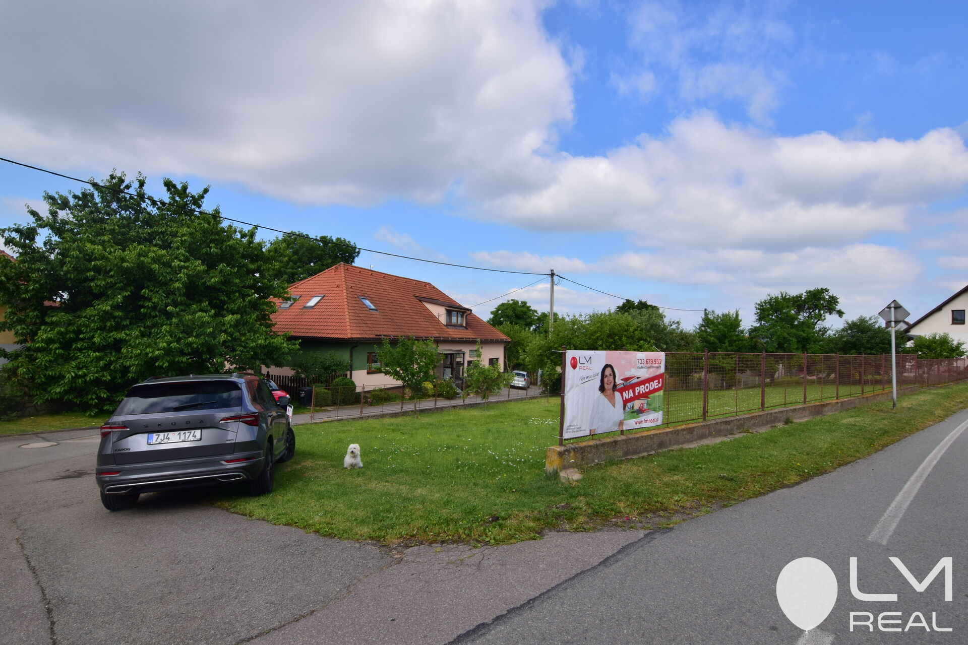 Okrajový a rovinatý pozemek k bydlení ve Skleném nad Oslavou, okr. Žďár nad Sázavou