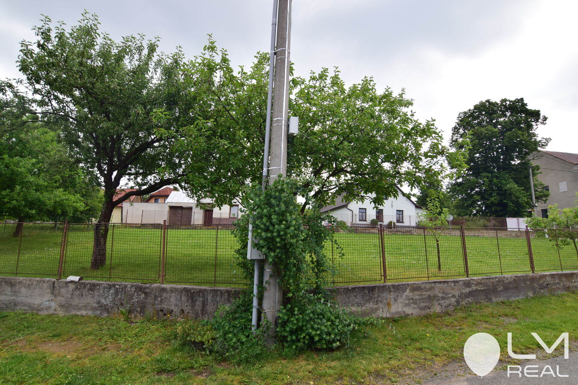 Okrajový a rovinatý pozemek k bydlení ve Skleném nad Oslavou, okr. Žďár nad Sázavou