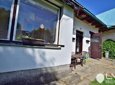 Pohled na posezení u domu a dvůr | Prodej - dům/vila, 210 m²