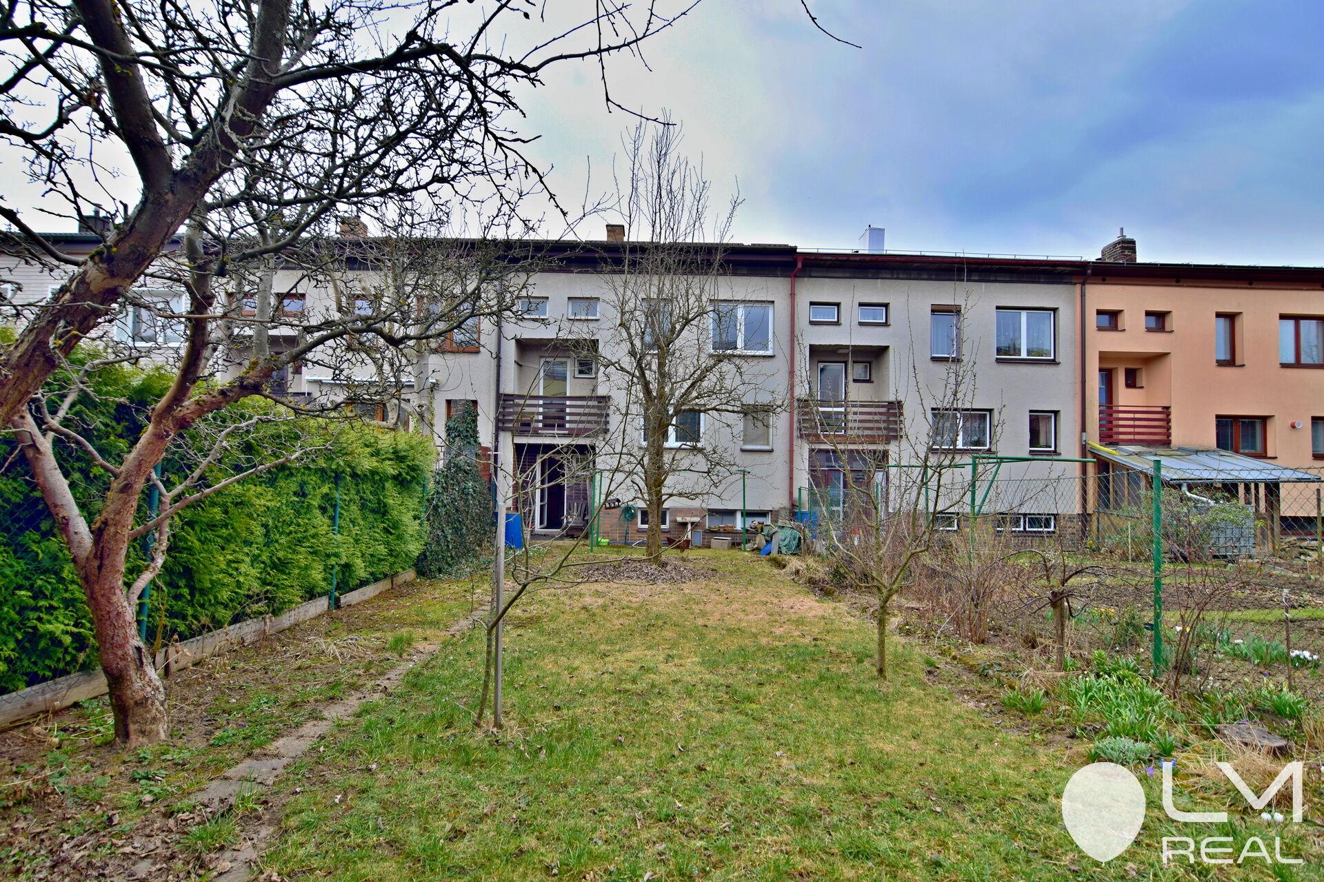 Udržovaný dům a po částečné rekonstrukci, se zahradou, garáží a parkovacím místem, Nové Město n. M.