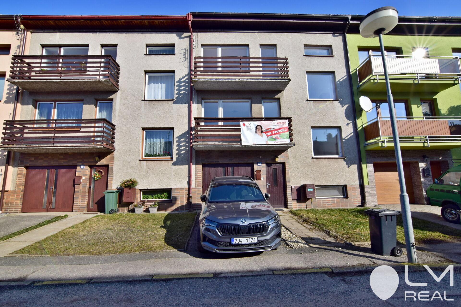 Udržovaný dům a po částečné rekonstrukci, se zahradou, garáží a parkovacím místem, Nové Město n. M.