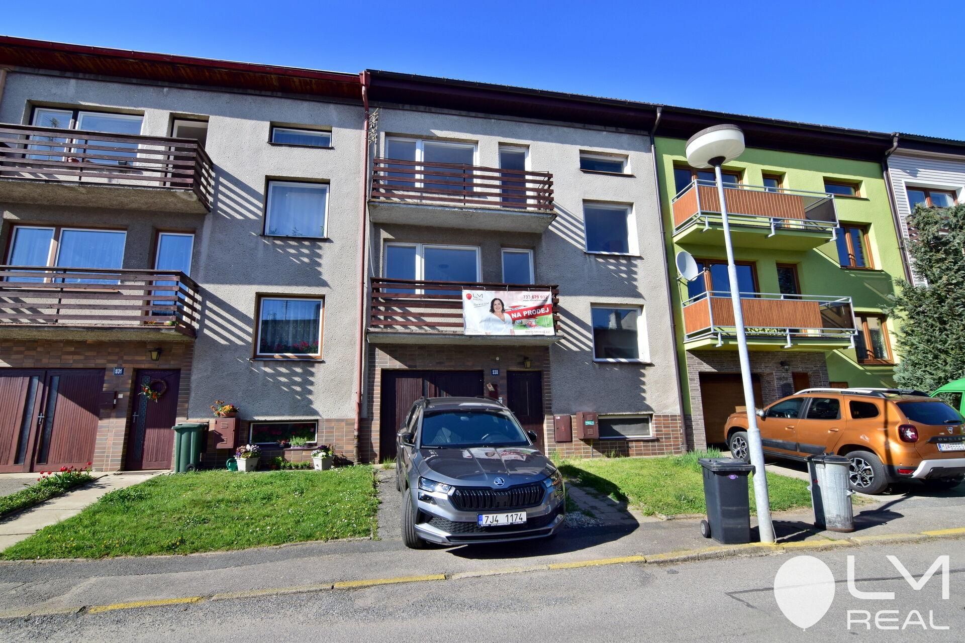 Udržovaný dům a po částečné rekonstrukci, se zahradou, garáží a parkovacím místem, Nové Město n. M.