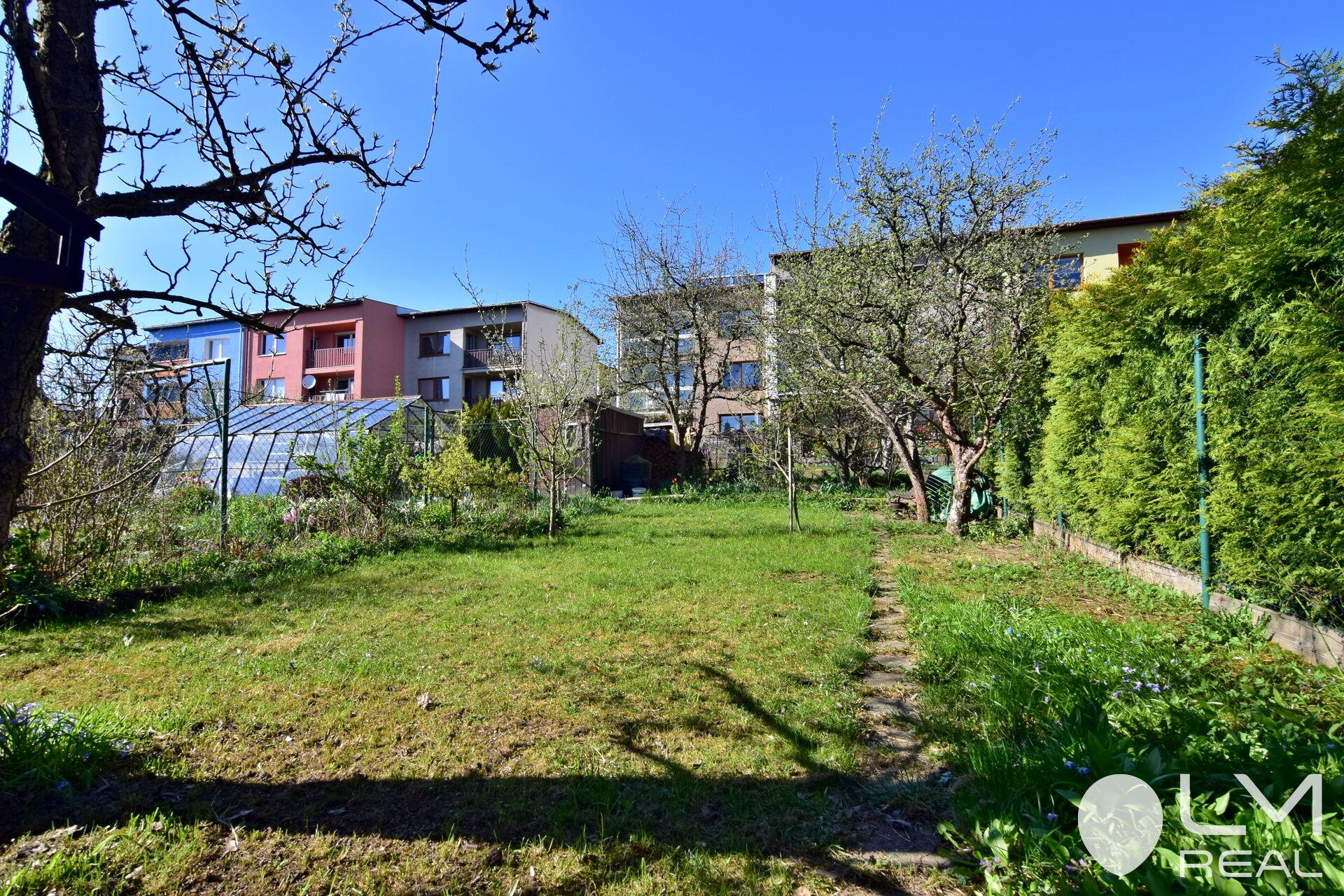 Udržovaný dům a po částečné rekonstrukci, se zahradou, garáží a parkovacím místem, Nové Město n. M.