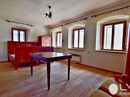 Prostorný a světlý pokoj s krbem a přímotopy | Prodej - dům/vila, 90 m²