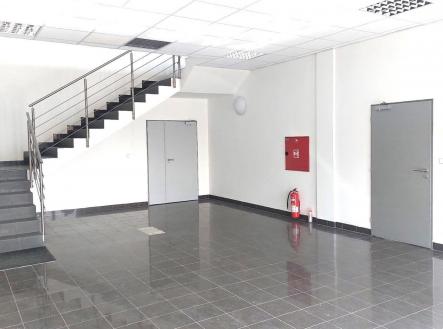 společné schodiště a vstupní prostor | Pronájem - kanceláře, 551 m²