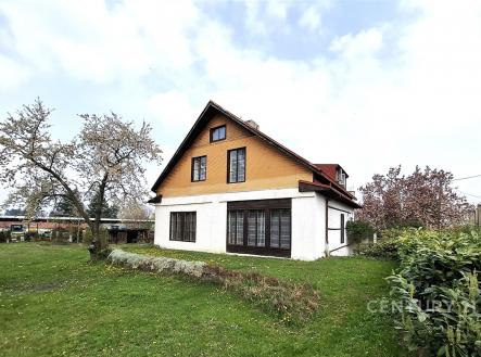Rodinný dům se zahradou, velká okna, dřevěný obklad, klidná lokalita, dobrý stav, vhodný pro rodinné bydlení. | Prodej - dům/vila, 317 m²