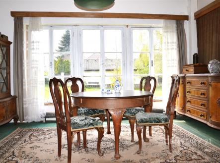 Jídelna s dřevěným nábytkem, velká okna, parketová podlaha, tradiční styl. | Prodej - dům/vila, 317 m²