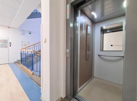Výtah a schodiště | Pronájem - kanceláře, 150 m²