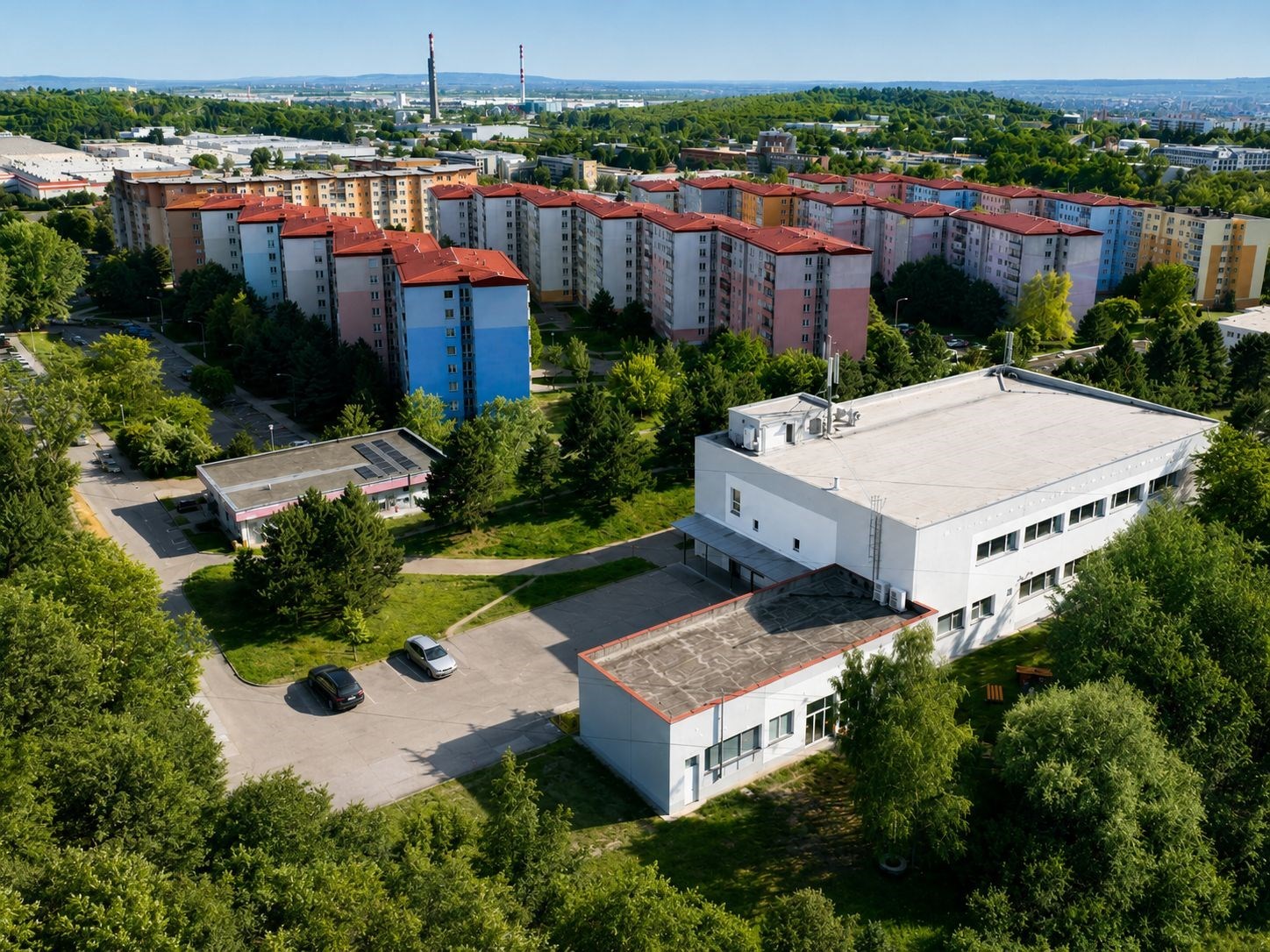 Letecký pohled na budovu a okolí