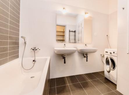 Koupelna - 1 | Pronájem bytu, 4+kk, 101 m²
