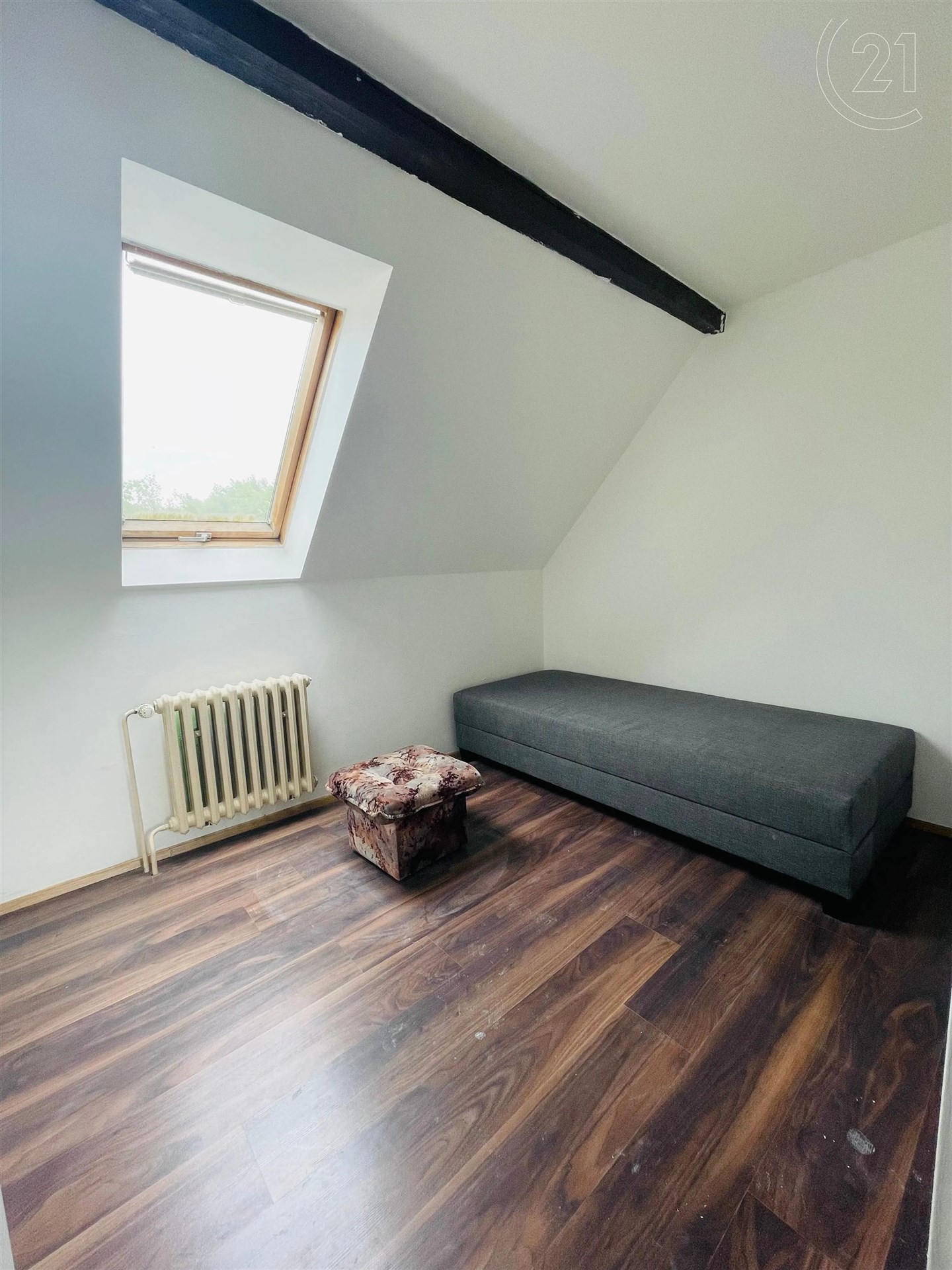 pokoj / ložnice s radiátor, přirozené světlo, dřevěná podlaha, klenutý strop, a trámový strop