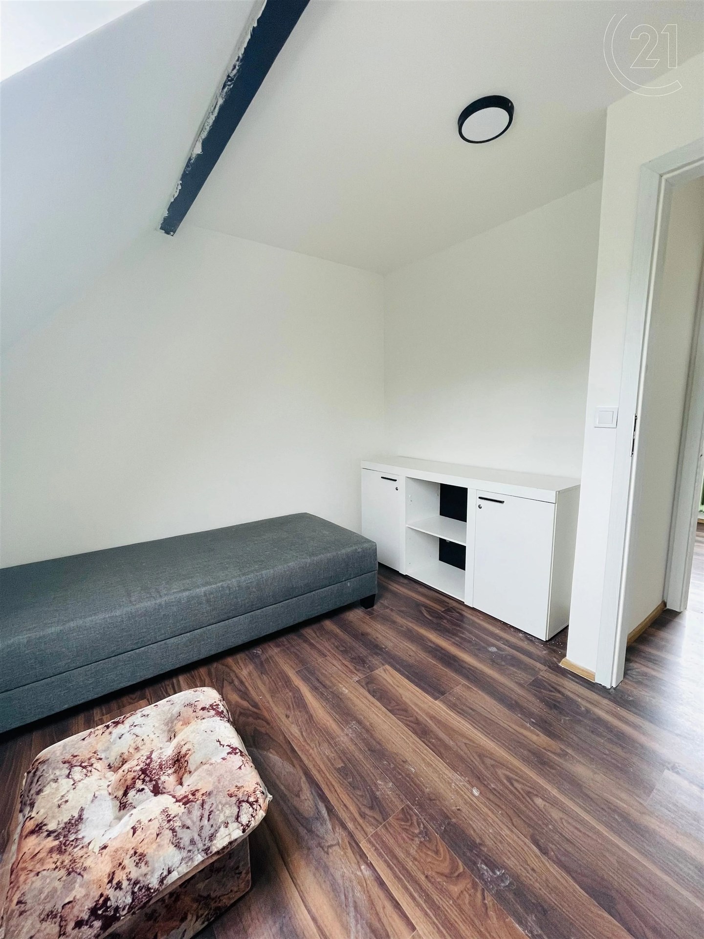 obývací pokoj s klenutý strop, trámový strop, a dřevěná podlaha