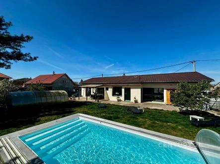 Prostorná zahrada s moderním bazénem, travnatým povrchem a terasou, ideální pro relaxaci v klidné lokalitě. | Prodej - dům/vila, 135 m²