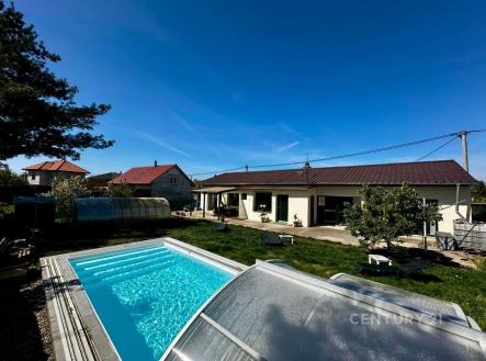 Zahrada s bazénem a moderní rodinný dům, upravený trávník, krytý bazén, klidná lokalita. | Prodej - dům/vila, 135 m²