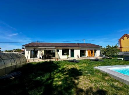 Moderní rodinný dům s velkými okny, bazénem a udržovanou zahradou, ideální pro klidné bydlení v přírodě | Prodej - dům/vila, 135 m²