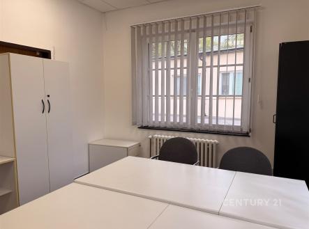 Kancelářský prostor s bílými stoly a židlemi, vestavěné skříně, velká okna se žaluziemi, moderní interiér, vhodný pro podnikání | Pronájem - kanceláře, 14 m²