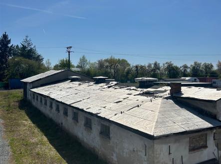 Průmyslová budova s plochou střechou, situovaná v klidném prostředí. Budova je vhodná k rekonstrukci, nabízí potenciál pro skladovací prostory. | Prodej - skladovací prostor, 726 m²