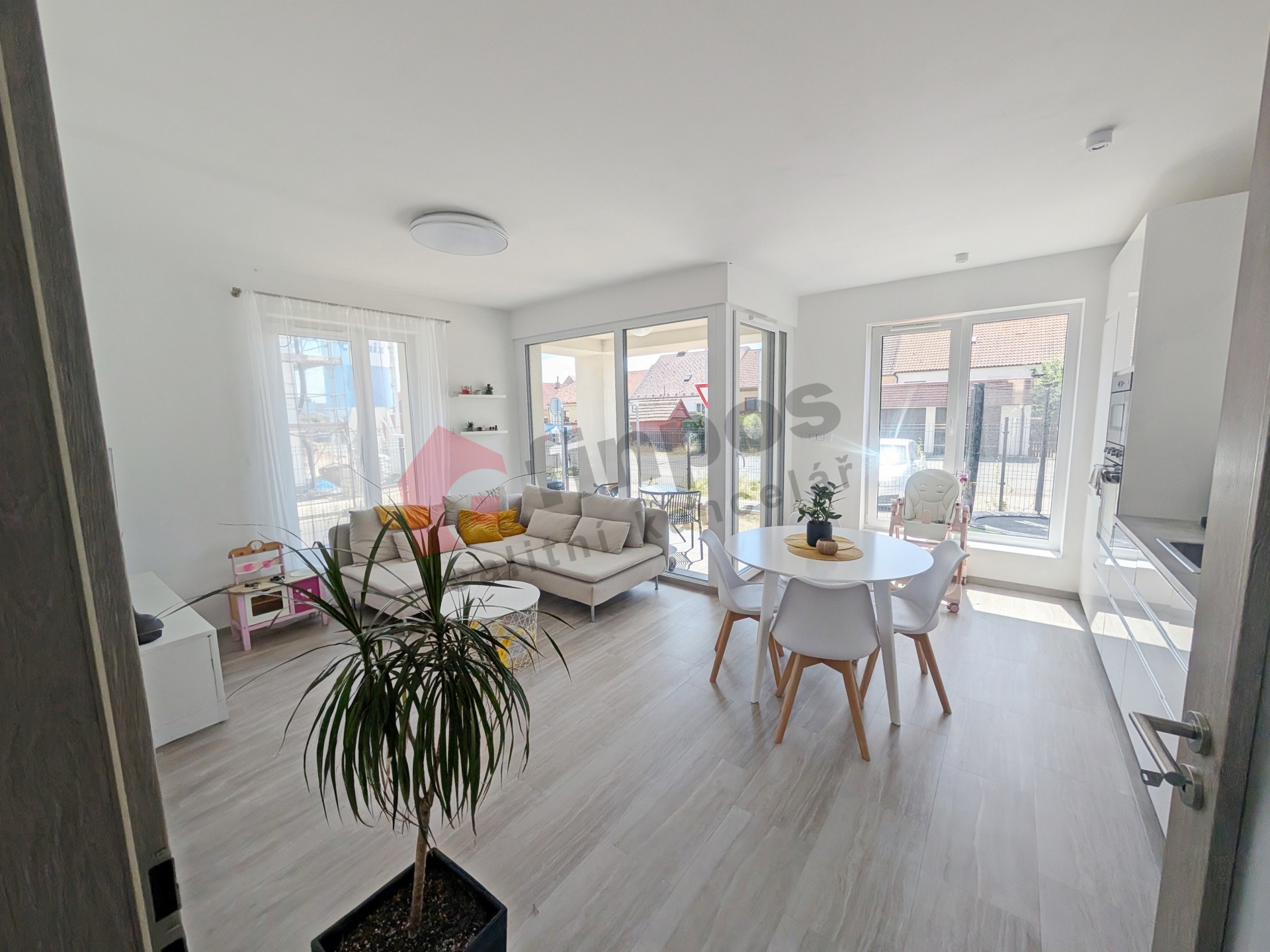 Moderní byt 3+kk se zahradou v novém rezidenčním areálu v Chlumci n.C.